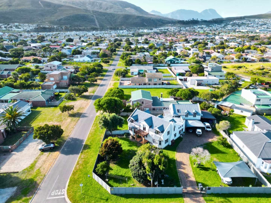 6 Bedroom Property for Sale in Sandbaai Western Cape